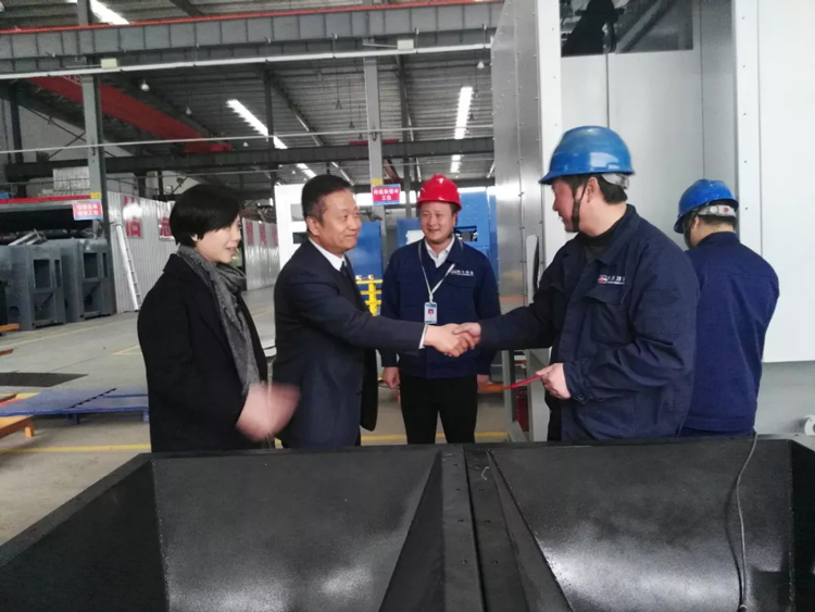 HJC黄金城董事长宋卫武节前慰问困难党员与职工